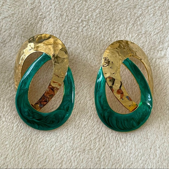 VINTAGE : Gold and Green Enamel Pierced Earrings - Picture 3 of 7